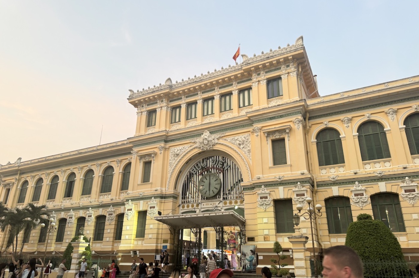 Fassade der französischen Hauptpost in Ho-Chi-Minh-Stadt Fassade der französischen Hauptpost in Ho-Chi-Minh-Stadt