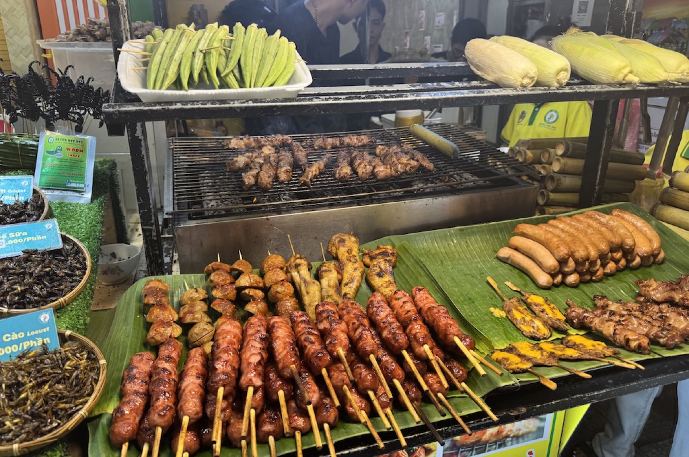 Gegrillte Spieße und Streetfood an einem Stand in Saigon Gegrillte Spieße und Streetfood an einem Stand in Saigon