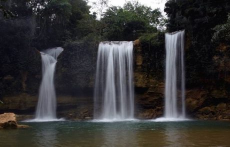 salto-alto-bayaguana Drei Wasserfälle stürzen in ein grünes Becken im Regenwald
