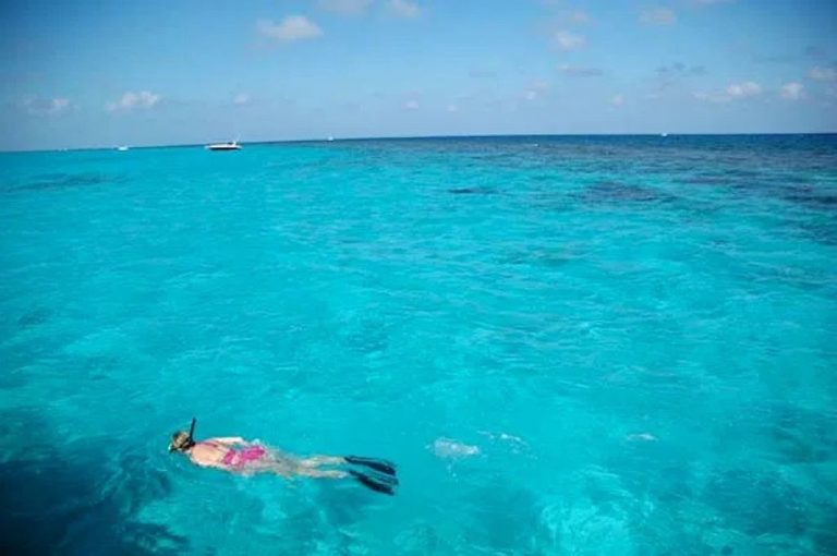 Schnorchler im tiefblauen Karibischen Meer vor Grand Cayman