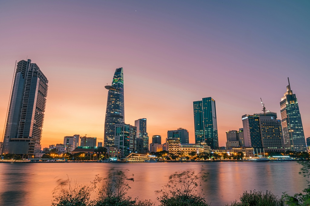 skyline-der stadt bei nacht Skyline von Ho-Chi-Minh-Stadt am Saigon-Fluss in der Dämmerung