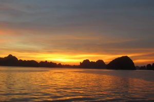 Halong Bucht Schiffsfahrt