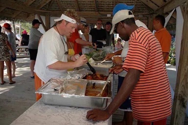 Crew bereitet das Strandbuffet mit frischem Fisch am North Sound zu