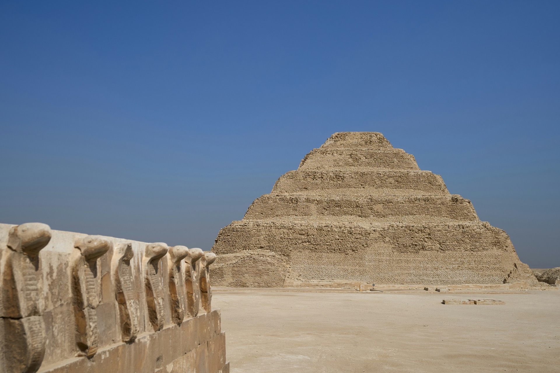 Stufenpyramide des Djoser in Sakkara Die Stufenpyramide des Königs Djoser in Sakkara bei Kairo mit dem Kobrafries im Vordergrund