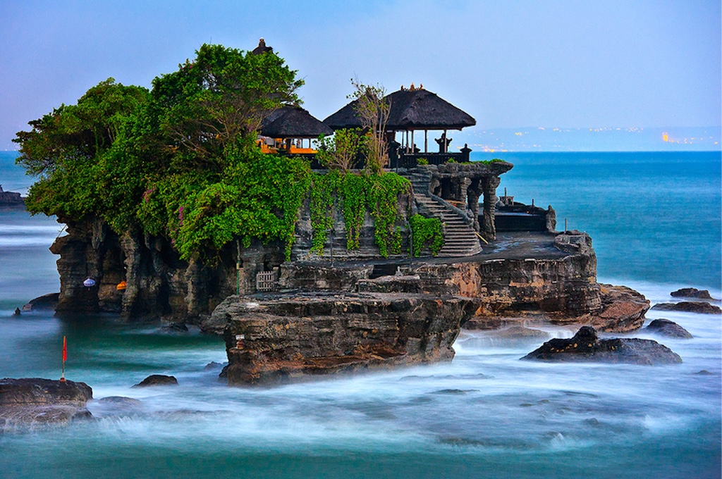 Ocean Temple Meerestempel an der Westküste von Bali bei Sonnenuntergang