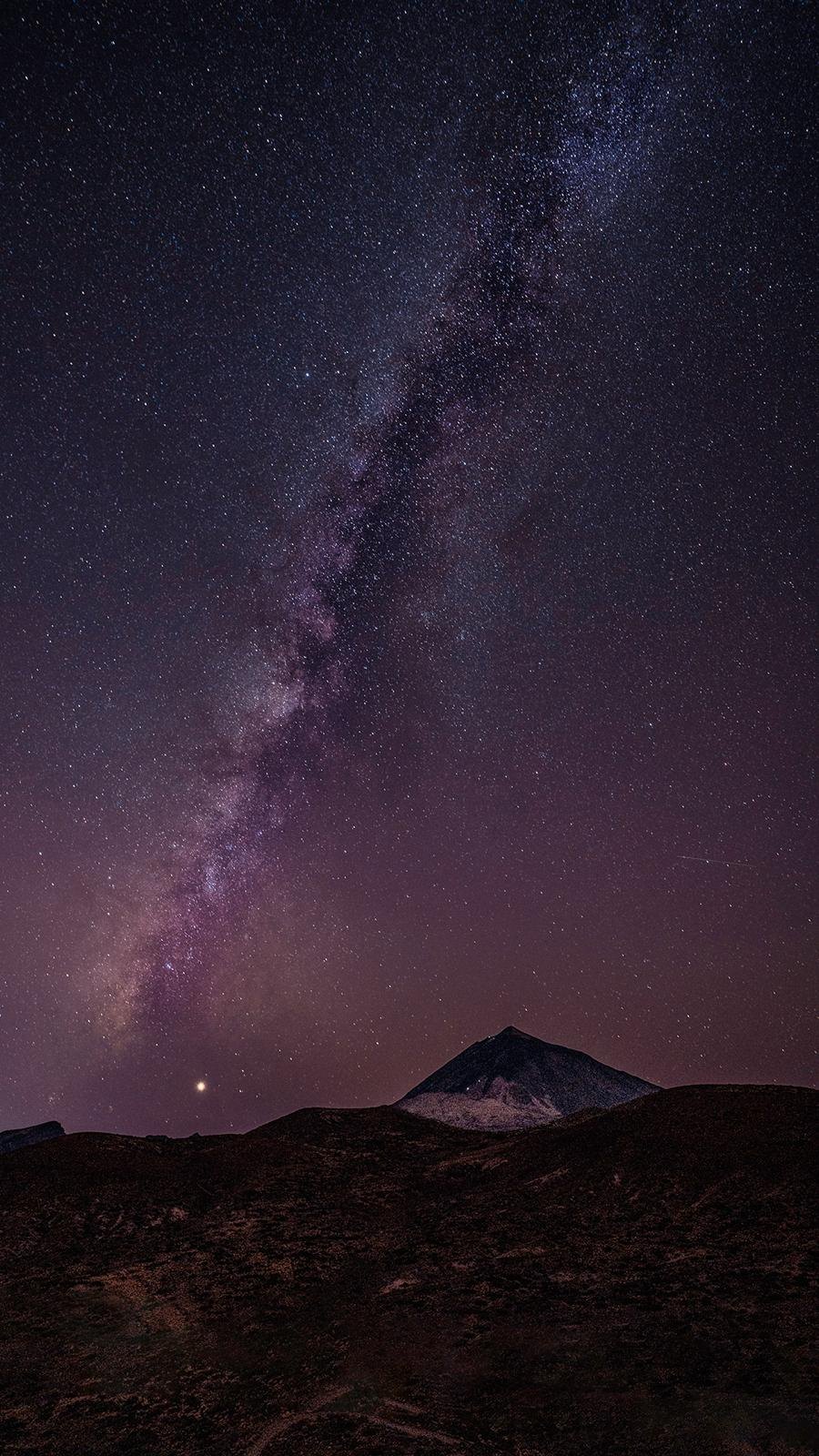 Milchstraße über dem Gipfel des Teide bei Nacht Milchstraße über dem Gipfel des Teide bei Nacht