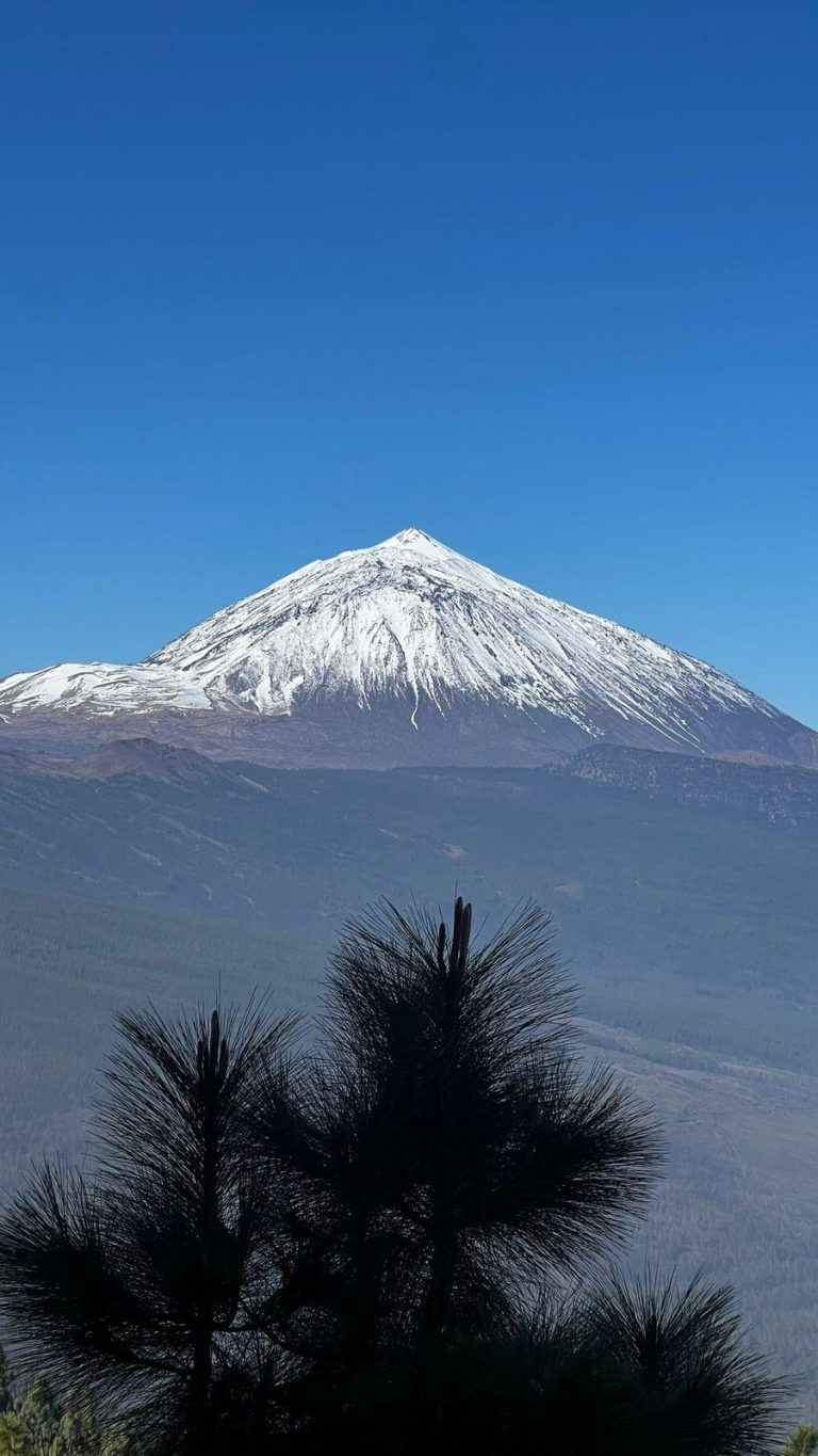 Der schneebedeckte Gipfel des Teide