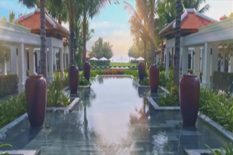 Langes Wasserbecken zwischen den Villen des Resorts The Anam