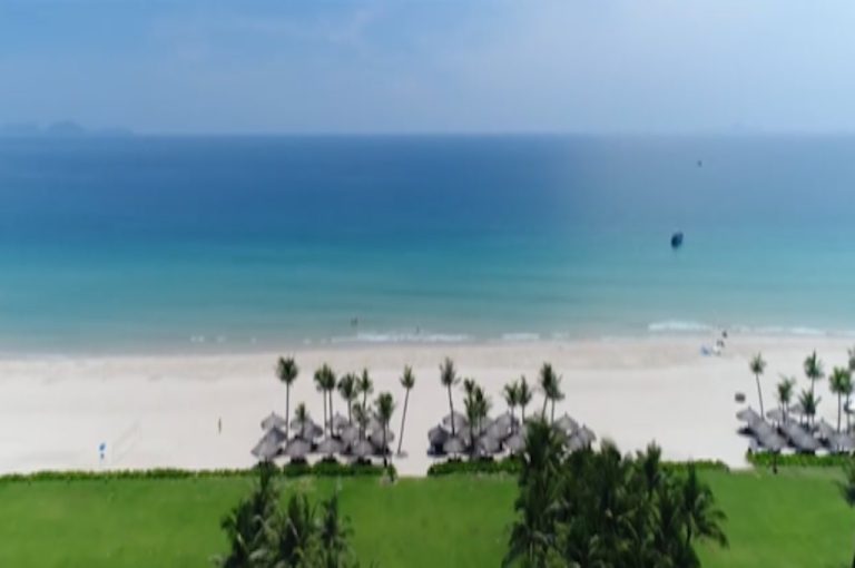 Luftbild des Strands mit türkisem Wasser vor dem Resort bei Nha Trang