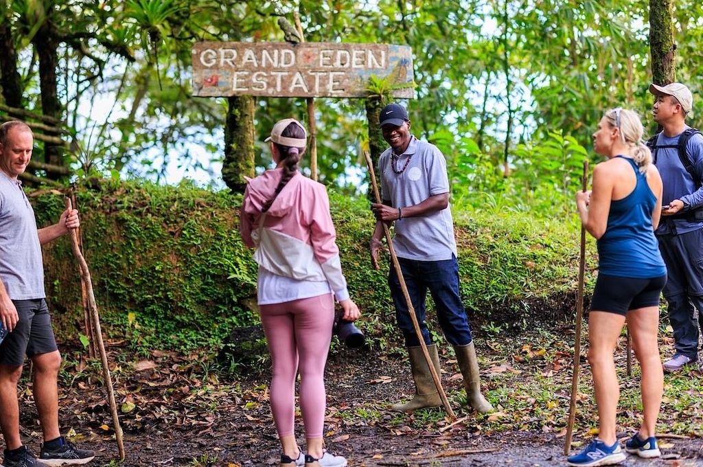 Grand Eden Estate Wandergruppe mit Guide am Schild der Grand Eden Estate