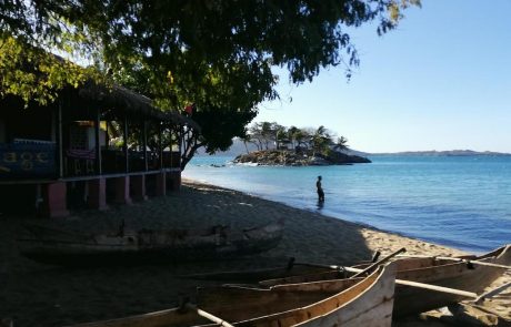 Pirogen am Strand vor dem Dorf auf Nosy Komba