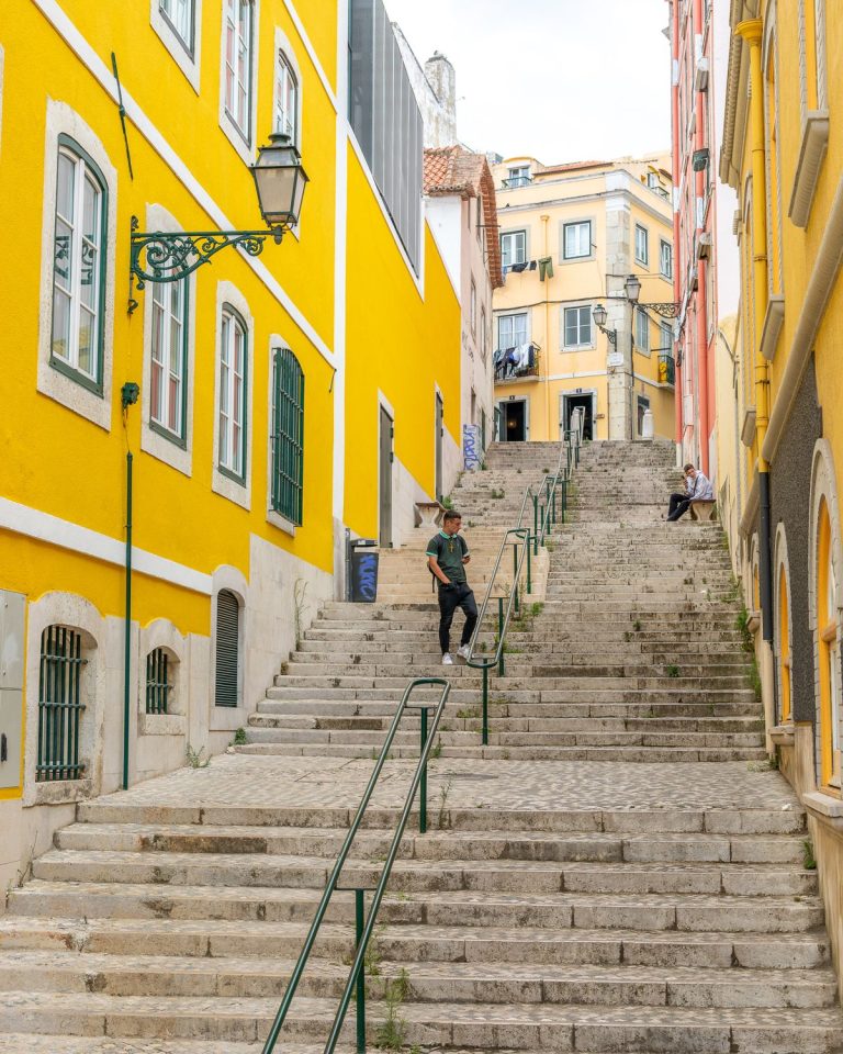 Steile Treppengasse zwischen bunten Häusern in Alfama