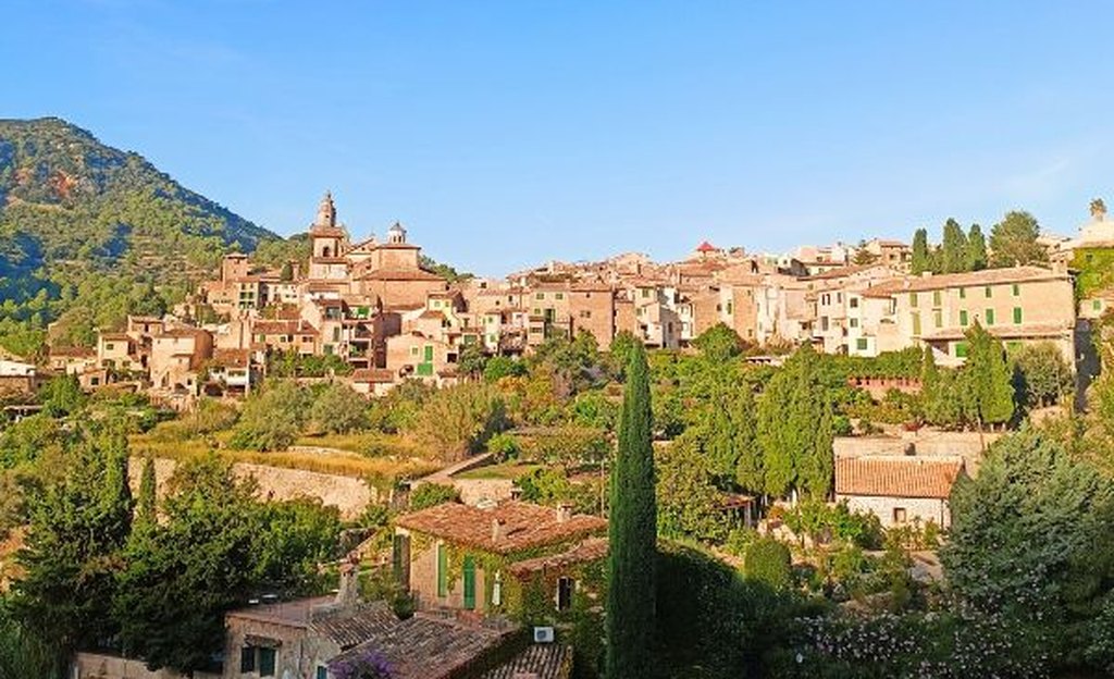 Die Häuser von Valldemossa liegen gestaffelt am Hang der Serra de Tramuntana