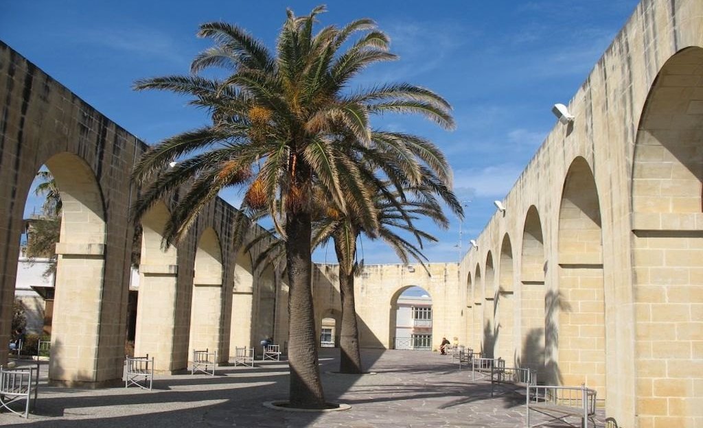 Schattige Arkaden mit Palme in den Gärten von Valletta Schattige Arkaden mit Palme in den Gärten von Valletta