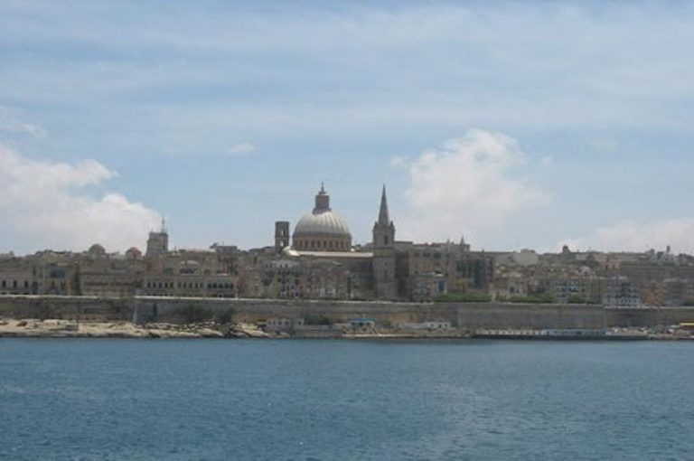 Skyline von Valletta mit Kuppel und Festungsmauern, vom Hafen aus gesehen