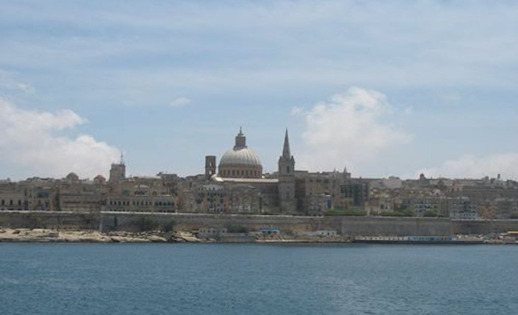 Skyline von Valletta mit Kuppel und Festungsmauern, vom Hafen aus gesehen