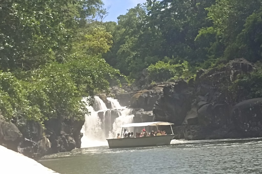 wasserfall ausblick Katamaran vor dem Wasserfall Grand River South East