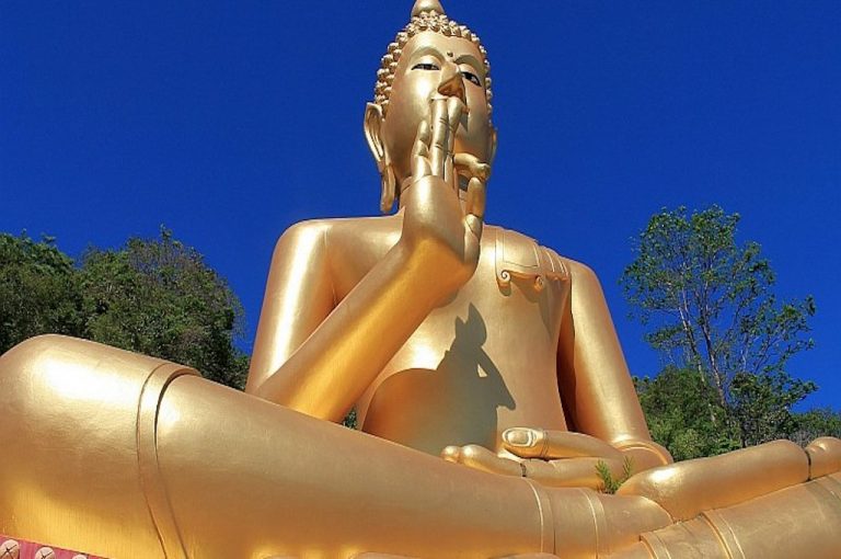 Goldene Buddha-Statue am Khao Rang in Phuket Town