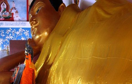 wat_koh_siray Liegender Buddha im Tempel auf der Insel Koh Siray
