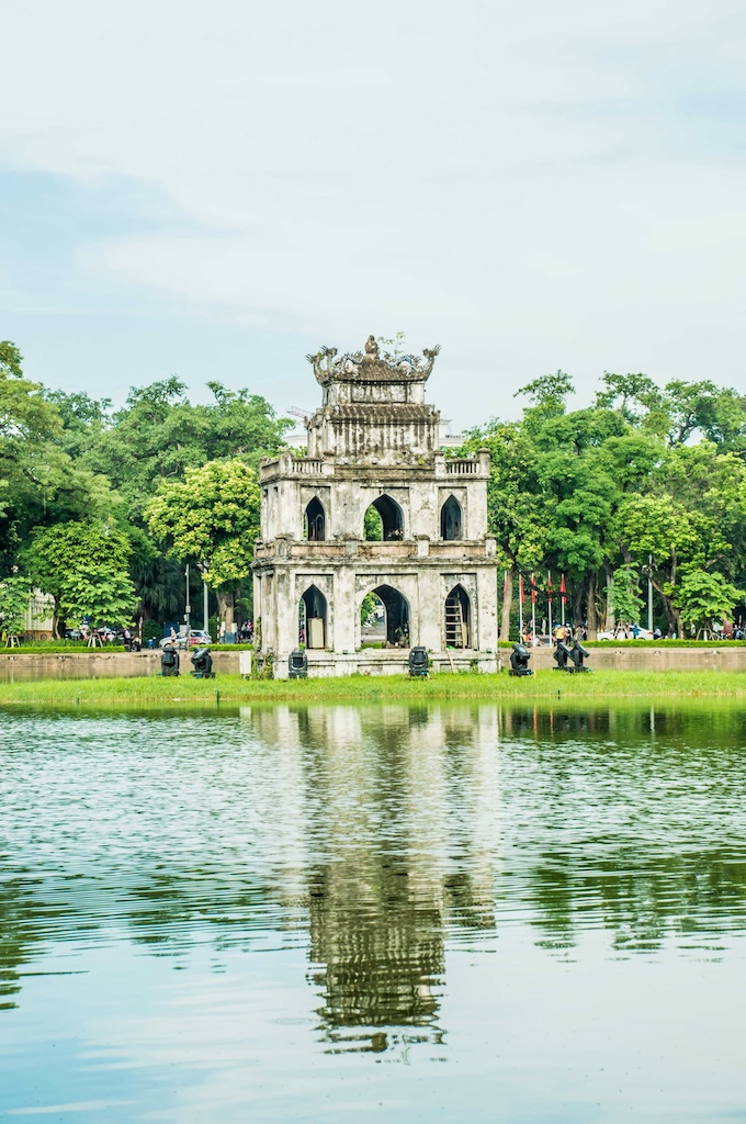weisse gebaude Der Schildkrötenturm im Hoan-Kiem-See in Hanoi